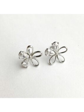 NEW, sterling silver cz daisy flower stud earrings